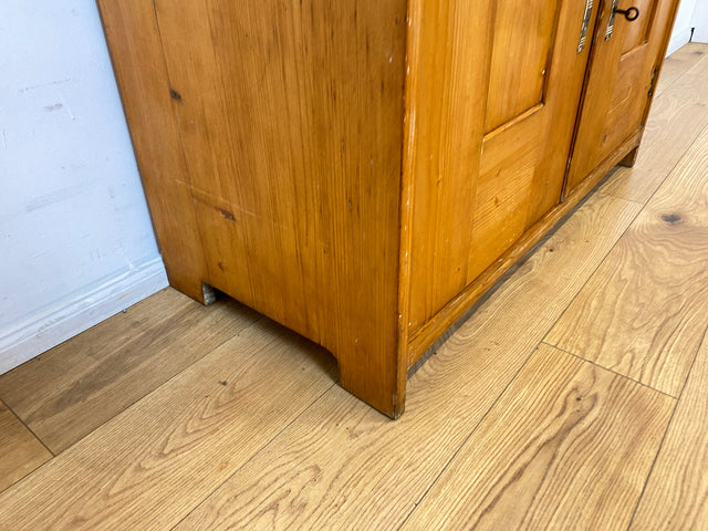 WMK I Wunderschöne antike Anrichte aus vollem Holz mit bunter floraler Bleiverglasung I Schrank Büffet Büfett Küchenschrank Küchenanrichte Jugendstil Vintage Bauern Weichholz Berlin Hannover Dresden