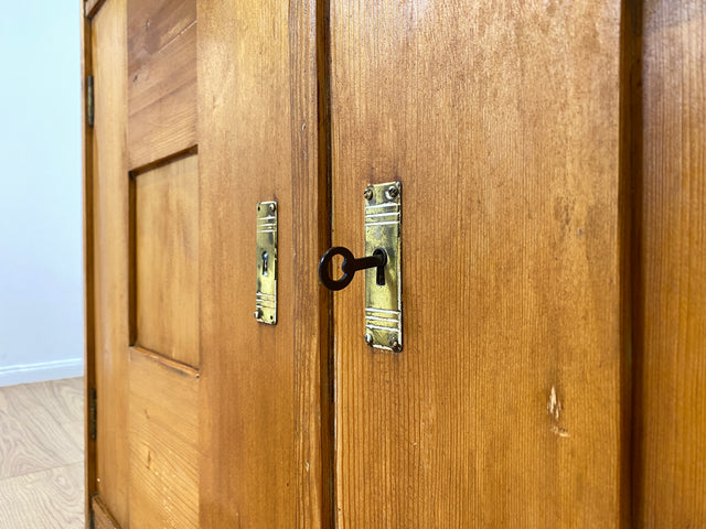 WMK I Wunderschöne antike Anrichte aus vollem Holz mit bunter floraler Bleiverglasung I Schrank Büffet Büfett Küchenschrank Küchenanrichte Jugendstil Vintage Bauern Weichholz Berlin Hannover Dresden