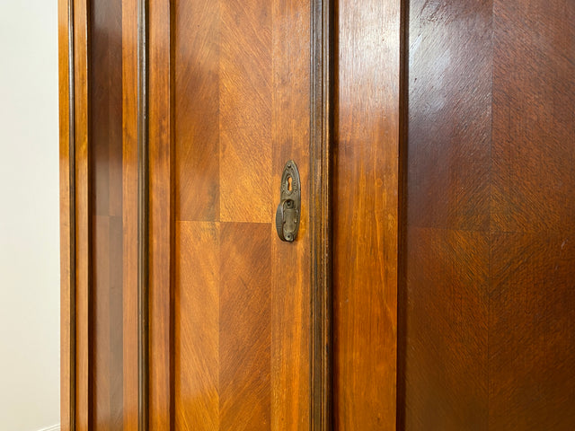 WMK # Formschöner antiker Kleiderschrank aus vollem Holz in Nußbaum, um 1910 # Schrank Vertiko Schlafzimmerschrank Flurschrank Dielenschrank Bauernschrank Wardrobe Spiegel Jugendstil Art Deco Vintage