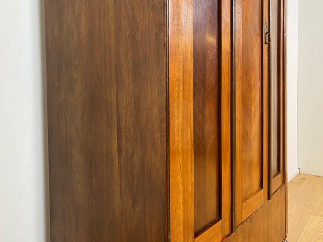 WMK # Formschöner antiker Kleiderschrank aus vollem Holz in Nußbaum, um 1910 # Schrank Vertiko Schlafzimmerschrank Flurschrank Dielenschrank Bauernschrank Wardrobe Spiegel Jugendstil Art Deco Vintage