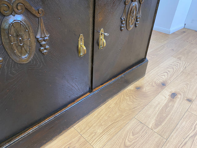 WMK # Imposante antike Anrichte aus massiver Eiche mit Messingbeschlägen & facettiertem Glas # Buffet Büfett Küchenanrichte Kredenz Geschirrschrank Küche Vitrine Schrank Gründerzeit Jugendstil Vintage