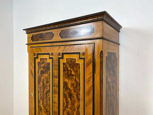 WMK I Wunderschöner Biedermeier Wäscheschrank aus vollem Holz in Nussbaum mit Schubladen, um 1850 I Schrank Kleiderschrank Highboard Cabinet Wardrobe Vertiko Armoire Historismus Antik Vintage Berlin