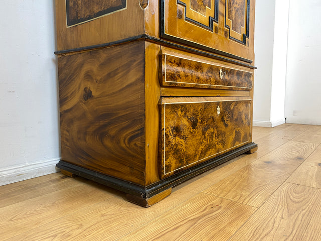 WMK I Wunderschöner Biedermeier Wäscheschrank aus vollem Holz in Nussbaum mit Schubladen, um 1850 I Schrank Kleiderschrank Highboard Cabinet Wardrobe Vertiko Armoire Historismus Antik Vintage Berlin