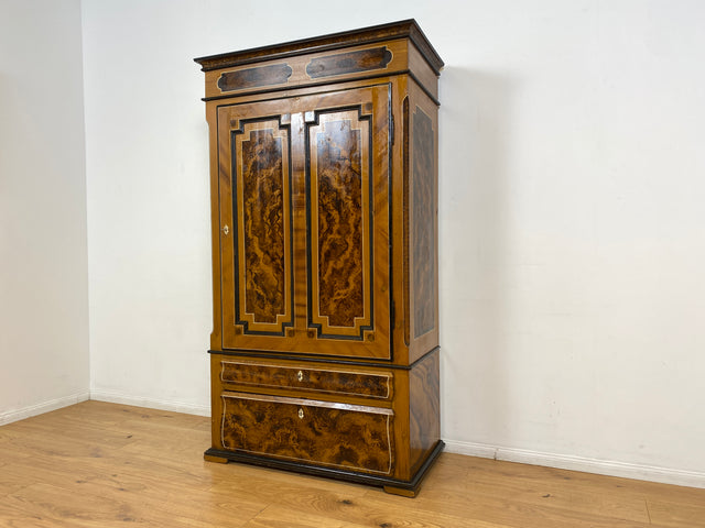 WMK I Wunderschöner Biedermeier Wäscheschrank aus vollem Holz in Nussbaum mit Schubladen, um 1850 I Schrank Kleiderschrank Highboard Cabinet Wardrobe Vertiko Armoire Historismus Antik Vintage Berlin