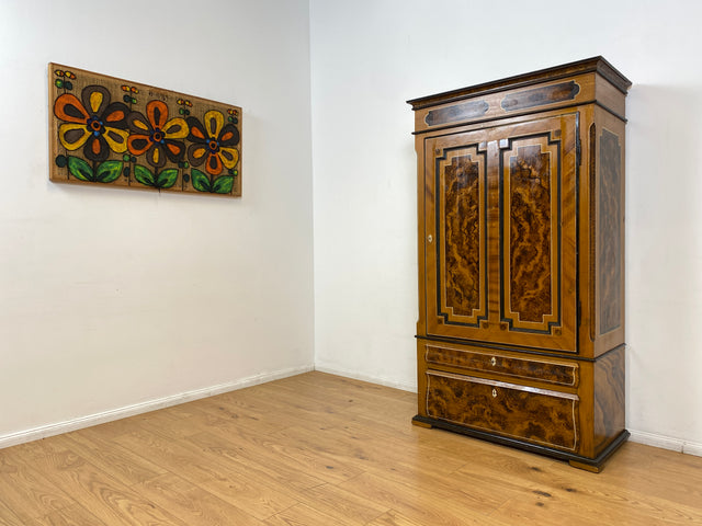 WMK I Wunderschöner Biedermeier Wäscheschrank aus vollem Holz in Nussbaum mit Schubladen, um 1850 I Schrank Kleiderschrank Highboard Cabinet Wardrobe Vertiko Armoire Historismus Antik Vintage Berlin
