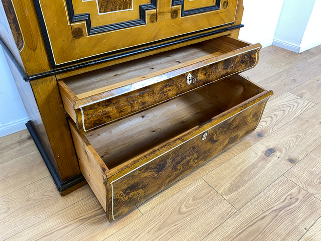 WMK I Wunderschöner Biedermeier Wäscheschrank aus vollem Holz in Nussbaum mit Schubladen, um 1850 I Schrank Kleiderschrank Highboard Cabinet Wardrobe Vertiko Armoire Historismus Antik Vintage Berlin