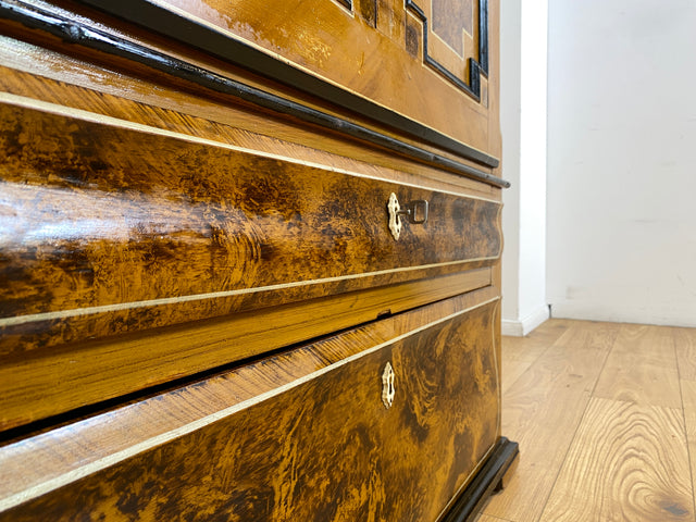 WMK I Wunderschöner Biedermeier Wäscheschrank aus vollem Holz in Nussbaum mit Schubladen, um 1850 I Schrank Kleiderschrank Highboard Cabinet Wardrobe Vertiko Armoire Historismus Antik Vintage Berlin