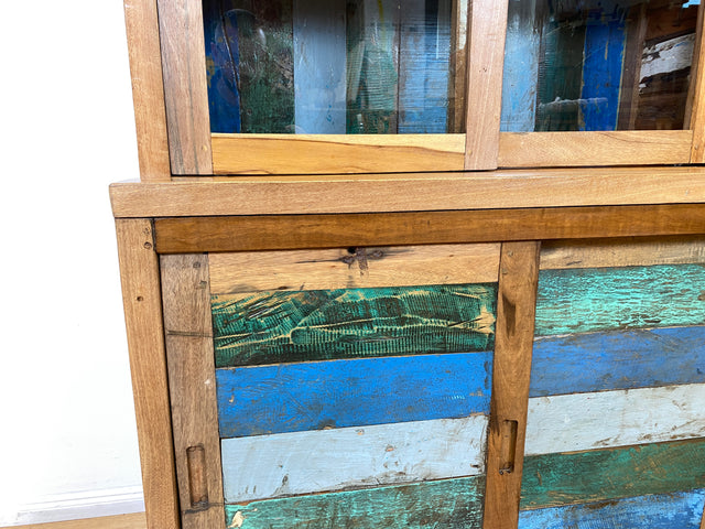 Boatwood by WMK # Sehr schöne Vitrine mit Schiebetüren, ein aus altem Bootsholz handgefertigtes Unikat aus massivem Teakholz # Regal Bücherregal Bücherschrank Highboard Geschirrschrank Küchenschrank
