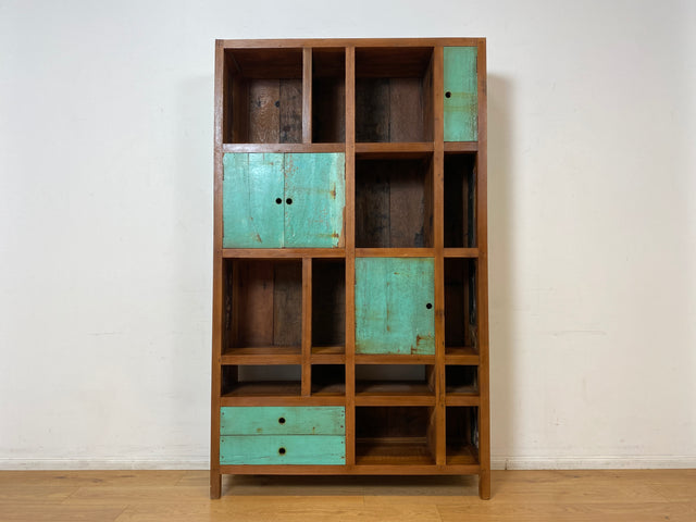 Boatwood by WMK I Einzigartiger Bücherschrank handgefertigt aus altem Bootsholz I Teakholz massiv I Bücherregal Regal Highboard Holzregal Küchenregal Raumtrenner Treibholz I Berlin München Frankfurt