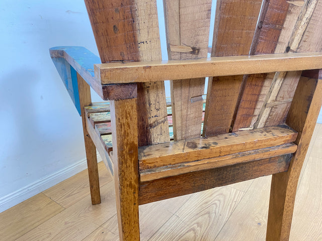 Nachhaltiger Armlehnsessel handgefertigt aus altem Bootsholz in Originalfarben I Sessel Lesesessel Holzsessel Gartensessel Gartenmöbel Balkonmöbel Treibholz I