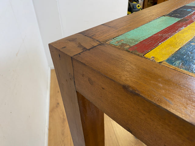 Einzigartiger und nachhaltiger Bartisch handgefertigt aus altem Bootsholz I Teakholz massiv in Originalfarben