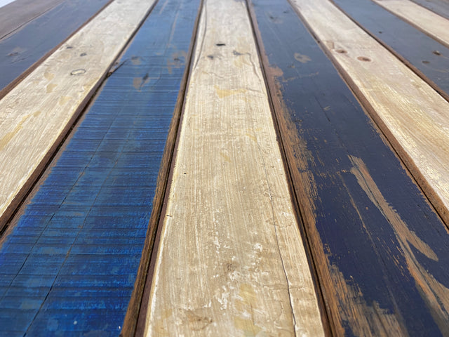Nachhaltiger Esstisch handgefertigt aus altem Bootsholz I Teakholz massiv in Originalfarben