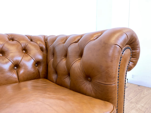 WMK # Hochwertiges & neuwertiges spätes Chesterfield Sofa mit dickem aber weichem gestepptem braunem Echtleder Bezug # 3er Sofa Couch Ledersofa Ledercouch Sitzgarnitur Leder Leather Stilmöbel Vintage