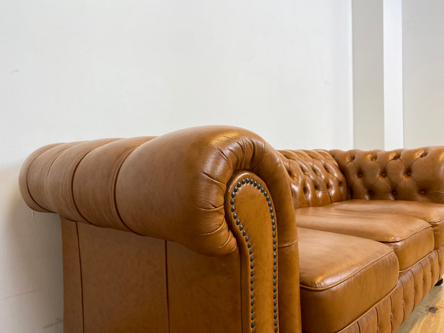 WMK # Hochwertiges & neuwertiges spätes Chesterfield Sofa mit dickem aber weichem gestepptem braunem Echtleder Bezug # 3er Sofa Couch Ledersofa Ledercouch Sitzgarnitur Leder Leather Stilmöbel Vintage