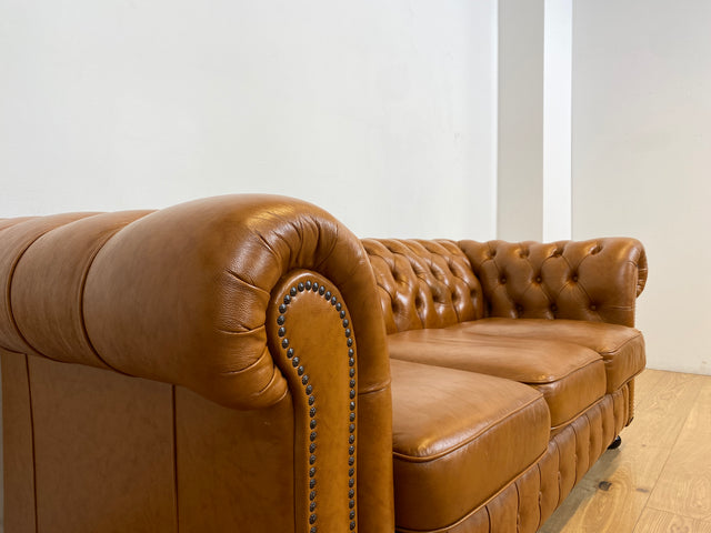WMK # Hochwertiges & neuwertiges spätes Chesterfield Sofa mit dickem aber weichem gestepptem braunem Echtleder Bezug # 3er Sofa Couch Ledersofa Ledercouch Sitzgarnitur Leder Leather Stilmöbel Vintage