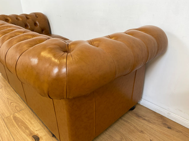WMK # Hochwertiges & neuwertiges spätes Chesterfield Sofa mit dickem aber weichem gestepptem braunem Echtleder Bezug # 3er Sofa Couch Ledersofa Ledercouch Sitzgarnitur Leder Leather Stilmöbel Vintage
