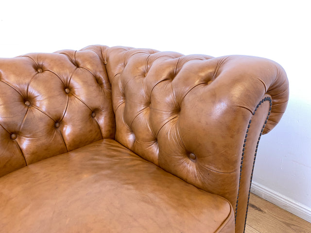 WMK # Hochwertiges & neuwertiges spätes Chesterfield Sofa mit dickem aber weichem gestepptem braunem Echtleder Bezug # 3er Sofa Couch Ledersofa Ledercouch Sitzgarnitur Leder Leather Stilmöbel Vintage