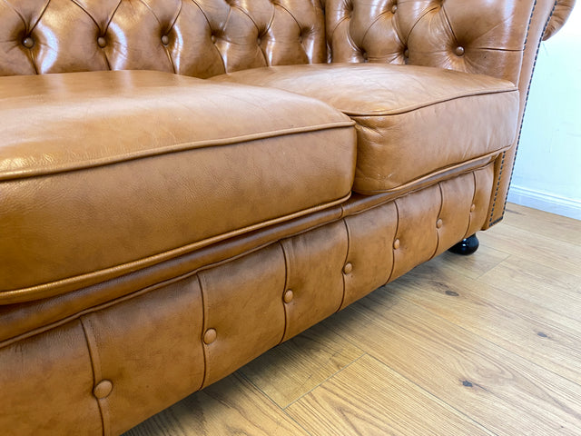 WMK # Hochwertiges & neuwertiges spätes Chesterfield Sofa mit dickem aber weichem gestepptem braunem Echtleder Bezug # 3er Sofa Couch Ledersofa Ledercouch Sitzgarnitur Leder Leather Stilmöbel Vintage