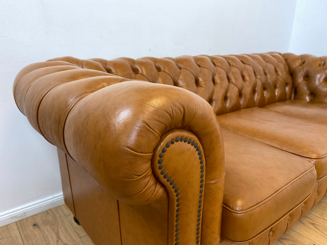 WMK # Hochwertiges & neuwertiges spätes Chesterfield Sofa mit dickem aber weichem gestepptem braunem Echtleder Bezug # 3er Sofa Couch Ledersofa Ledercouch Sitzgarnitur Leder Leather Stilmöbel Vintage