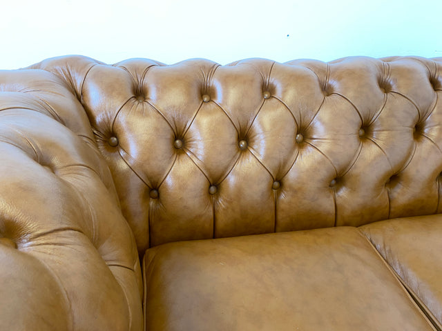 WMK # Hochwertiges & neuwertiges spätes Chesterfield Sofa mit dickem aber weichem gestepptem braunem Echtleder Bezug # 3er Sofa Couch Ledersofa Ledercouch Sitzgarnitur Leder Leather Stilmöbel Vintage