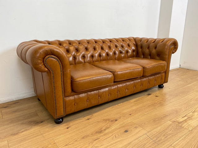 WMK # Hochwertiges & neuwertiges spätes Chesterfield Sofa mit dickem aber weichem gestepptem braunem Echtleder Bezug # 3er Sofa Couch Ledersofa Ledercouch Sitzgarnitur Leder Leather Stilmöbel Vintage