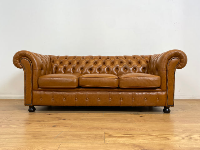WMK # Hochwertiges & neuwertiges spätes Chesterfield Sofa mit dickem aber weichem gestepptem braunem Echtleder Bezug # 3er Sofa Couch Ledersofa Ledercouch Sitzgarnitur Leder Leather Stilmöbel Vintage