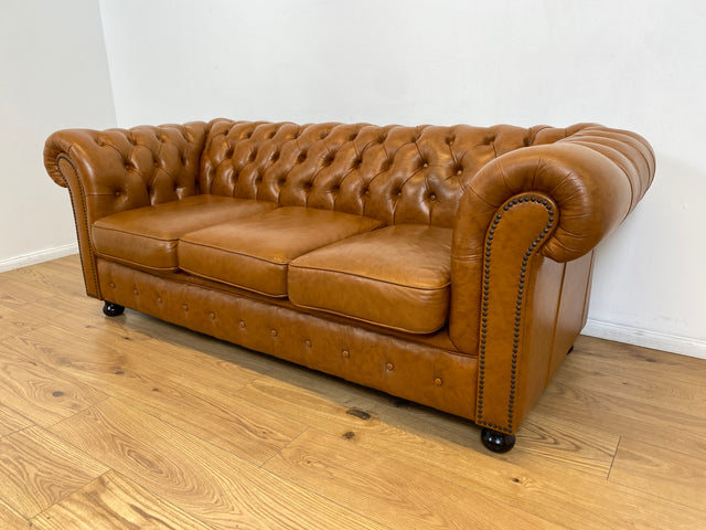 WMK # Hochwertiges & neuwertiges spätes Chesterfield Sofa mit dickem aber weichem gestepptem braunem Echtleder Bezug # 3er Sofa Couch Ledersofa Ledercouch Sitzgarnitur Leder Leather Stilmöbel Vintage