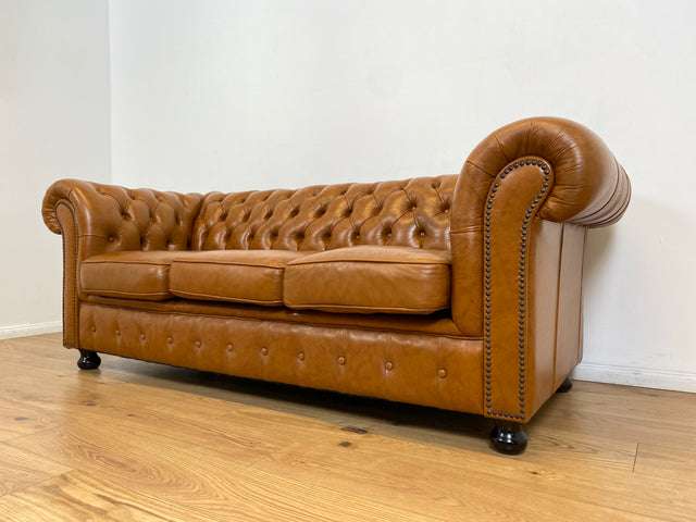 WMK # Hochwertiges & neuwertiges spätes Chesterfield Sofa mit dickem aber weichem gestepptem braunem Echtleder Bezug # 3er Sofa Couch Ledersofa Ledercouch Sitzgarnitur Leder Leather Stilmöbel Vintage