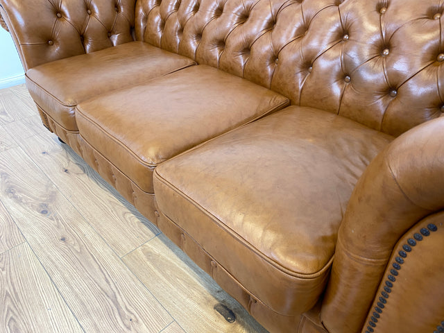 WMK # Hochwertiges & neuwertiges spätes Chesterfield Sofa mit dickem aber weichem gestepptem braunem Echtleder Bezug # 3er Sofa Couch Ledersofa Ledercouch Sitzgarnitur Leder Leather Stilmöbel Vintage