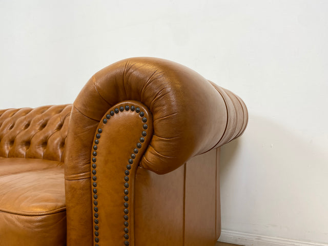WMK # Hochwertiges & neuwertiges spätes Chesterfield Sofa mit dickem aber weichem gestepptem braunem Echtleder Bezug # 3er Sofa Couch Ledersofa Ledercouch Sitzgarnitur Leder Leather Stilmöbel Vintage