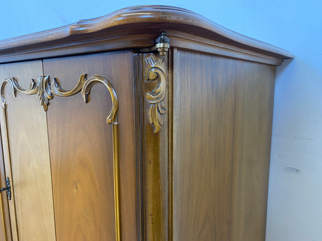 WMK I Hochwertige Chippendale Kommode , früherer Fernsehschrank , von Warrings aus vollem Holz in Nussbaum I Schrank Wäschekommode Wickelkommode Sideboard Stilmöbel Vintage Berlin Dresden Frankfurt