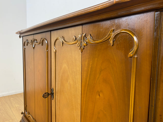 WMK I Hochwertige Chippendale Kommode , früherer Fernsehschrank , von Warrings aus vollem Holz in Nussbaum I Schrank Wäschekommode Wickelkommode Sideboard Stilmöbel Vintage Berlin Dresden Frankfurt