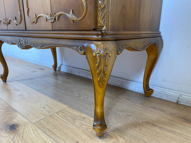 WMK I Hochwertige Chippendale Kommode , früherer Fernsehschrank , von Warrings aus vollem Holz in Nussbaum I Schrank Wäschekommode Wickelkommode Sideboard Stilmöbel Vintage Berlin Dresden Frankfurt