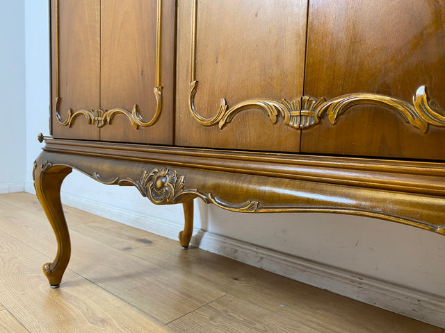 WMK I Hochwertige Chippendale Kommode , früherer Fernsehschrank , von Warrings aus vollem Holz in Nussbaum I Schrank Wäschekommode Wickelkommode Sideboard Stilmöbel Vintage Berlin Dresden Frankfurt