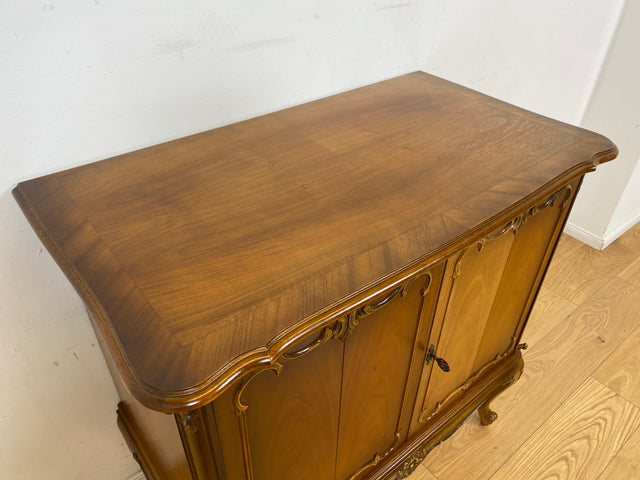 WMK I Hochwertige Chippendale Kommode , früherer Fernsehschrank , von Warrings aus vollem Holz in Nussbaum I Schrank Wäschekommode Wickelkommode Sideboard Stilmöbel Vintage Berlin Dresden Frankfurt