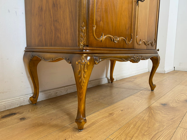 WMK I Hochwertige Chippendale Kommode , früherer Fernsehschrank , von Warrings aus vollem Holz in Nussbaum I Schrank Wäschekommode Wickelkommode Sideboard Stilmöbel Vintage Berlin Dresden Frankfurt