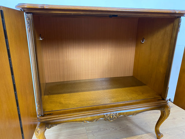 WMK I Hochwertige Chippendale Kommode , früherer Fernsehschrank , von Warrings aus vollem Holz in Nussbaum I Schrank Wäschekommode Wickelkommode Sideboard Stilmöbel Vintage Berlin Dresden Frankfurt