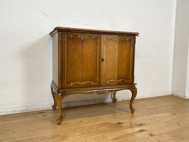 WMK I Hochwertige Chippendale Kommode , früherer Fernsehschrank , von Warrings aus vollem Holz in Nussbaum I Schrank Wäschekommode Wickelkommode Sideboard Stilmöbel Vintage Berlin Dresden Frankfurt