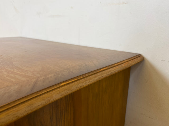 WMK I Hochwertige Chippendale Kommode , früherer Fernsehschrank , von Warrings aus vollem Holz in Nussbaum I Schrank Wäschekommode Wickelkommode Sideboard Stilmöbel Vintage Berlin Dresden Frankfurt