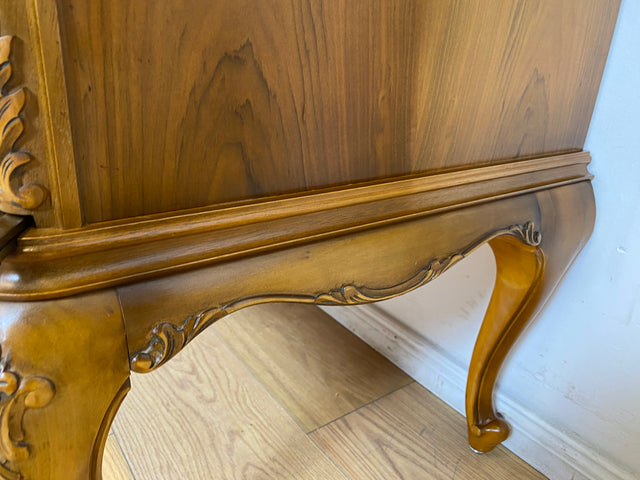 WMK I Hochwertige Chippendale Kommode , früherer Fernsehschrank , von Warrings aus vollem Holz in Nussbaum I Schrank Wäschekommode Wickelkommode Sideboard Stilmöbel Vintage Berlin Dresden Frankfurt