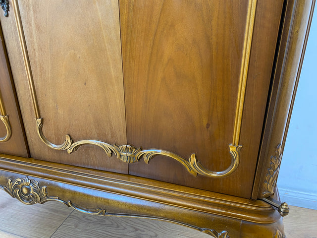 WMK I Hochwertige Chippendale Kommode , früherer Fernsehschrank , von Warrings aus vollem Holz in Nussbaum I Schrank Wäschekommode Wickelkommode Sideboard Stilmöbel Vintage Berlin Dresden Frankfurt