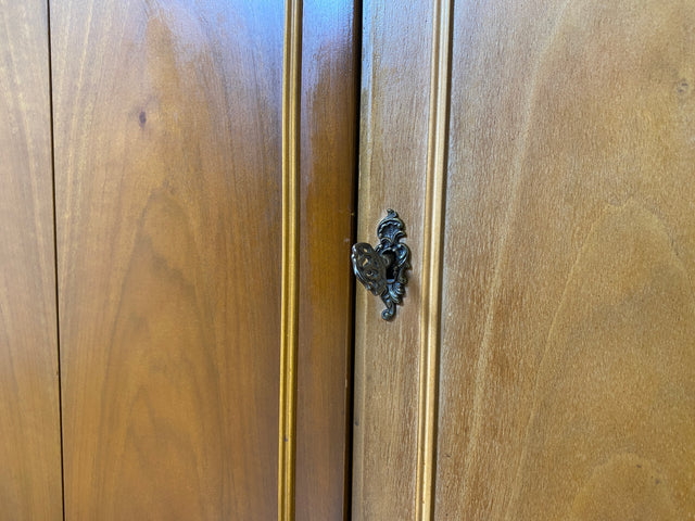 WMK I Hochwertige Chippendale Kommode , früherer Fernsehschrank , von Warrings aus vollem Holz in Nussbaum I Schrank Wäschekommode Wickelkommode Sideboard Stilmöbel Vintage Berlin Dresden Frankfurt