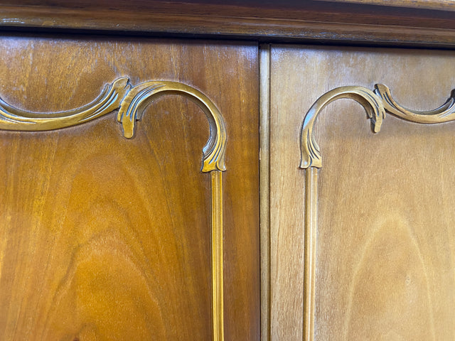 WMK I Hochwertige Chippendale Kommode , früherer Fernsehschrank , von Warrings aus vollem Holz in Nussbaum I Schrank Wäschekommode Wickelkommode Sideboard Stilmöbel Vintage Berlin Dresden Frankfurt
