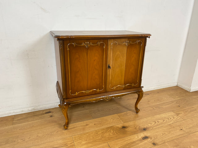 WMK I Hochwertige Chippendale Kommode , früherer Fernsehschrank , von Warrings aus vollem Holz in Nussbaum I Schrank Wäschekommode Wickelkommode Sideboard Stilmöbel Vintage Berlin Dresden Frankfurt