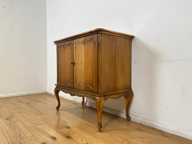 WMK I Hochwertige Chippendale Kommode , früherer Fernsehschrank , von Warrings aus vollem Holz in Nussbaum I Schrank Wäschekommode Wickelkommode Sideboard Stilmöbel Vintage Berlin Dresden Frankfurt