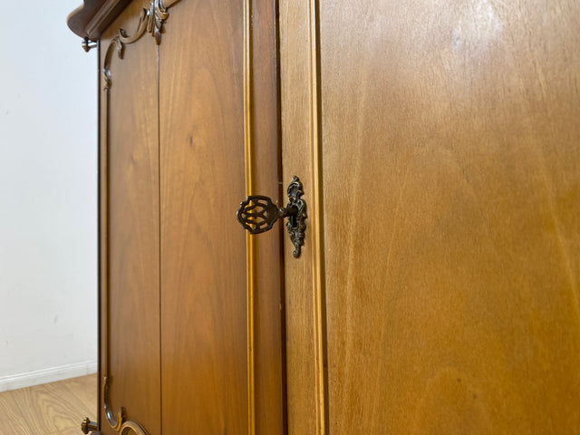 WMK I Hochwertige Chippendale Kommode , früherer Fernsehschrank , von Warrings aus vollem Holz in Nussbaum I Schrank Wäschekommode Wickelkommode Sideboard Stilmöbel Vintage Berlin Dresden Frankfurt