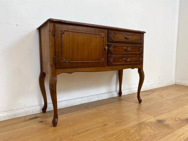 WMK # Elegantes und sehr gut erhaltenes Chippendale Sideboard in Nussbaum mit Schubladen und edlen Messinggriffen # Kommode Schrank Anrichte Fernsehkommode Flurkommode Wäschekommode Vintage 60er 70er