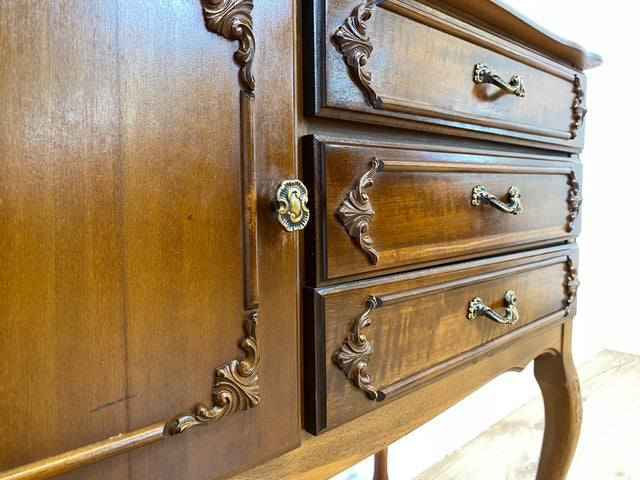 WMK # Elegantes und sehr gut erhaltenes Chippendale Sideboard in Nussbaum mit Schubladen und edlen Messinggriffen # Kommode Schrank Anrichte Fernsehkommode Flurkommode Wäschekommode Vintage 60er 70er
