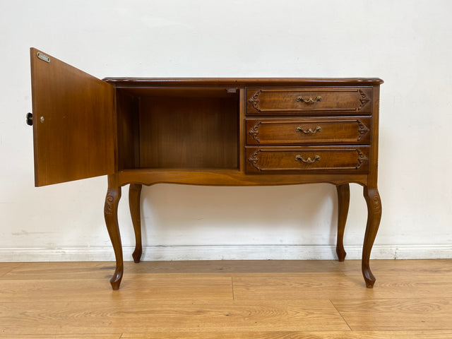 WMK # Elegantes und sehr gut erhaltenes Chippendale Sideboard in Nussbaum mit Schubladen und edlen Messinggriffen # Kommode Schrank Anrichte Fernsehkommode Flurkommode Wäschekommode Vintage 60er 70er