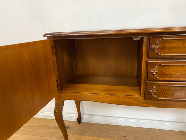WMK # Elegantes und sehr gut erhaltenes Chippendale Sideboard in Nussbaum mit Schubladen und edlen Messinggriffen # Kommode Schrank Anrichte Fernsehkommode Flurkommode Wäschekommode Vintage 60er 70er